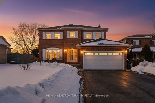 58 Howlett Ave, Newmarket, ON, L3Y5S5 | Card Image