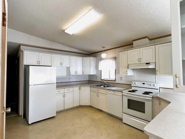 1307 9 Avenue S, Home with 3 bedrooms, 2 bathrooms and 3 parking in Lethbridge AB | Image 7