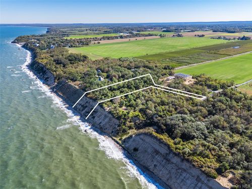 6121 Oregon Rd, Cutchogue, NY, 11935-1032 | Card Image