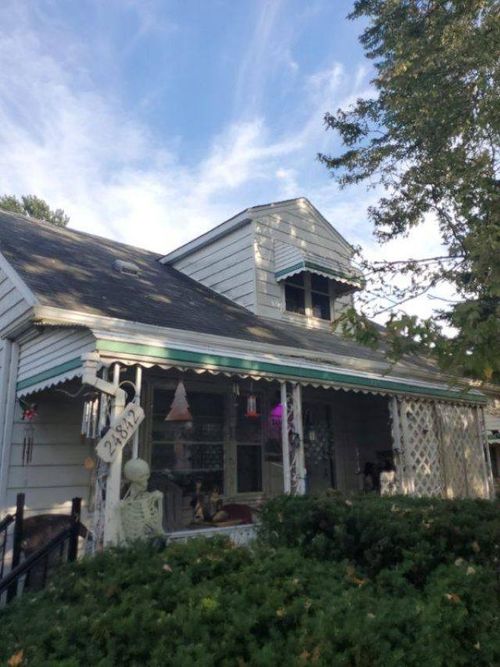 24842 Lambrecht Ave, Eastpointe, MI, 48021-1216 | Card Image