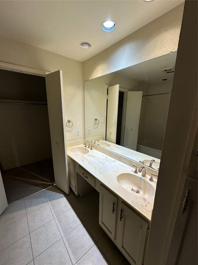 9708 - 9706 Springtree Ln, Home with 4 bedrooms, 4 bathrooms and 4 parking in Dallas TX | Image 17