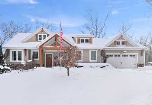 8006 S Potawatomi Ct, Newaygo, MI, 49337-8748 | Card Image