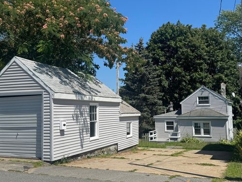 40 Clancy St, Swansea, MA, 02777-1902 | Card Image