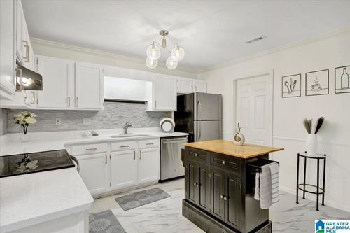 723 Cahaba Manor Ct, PELHAM, AL, 35124-1557 | Card Image