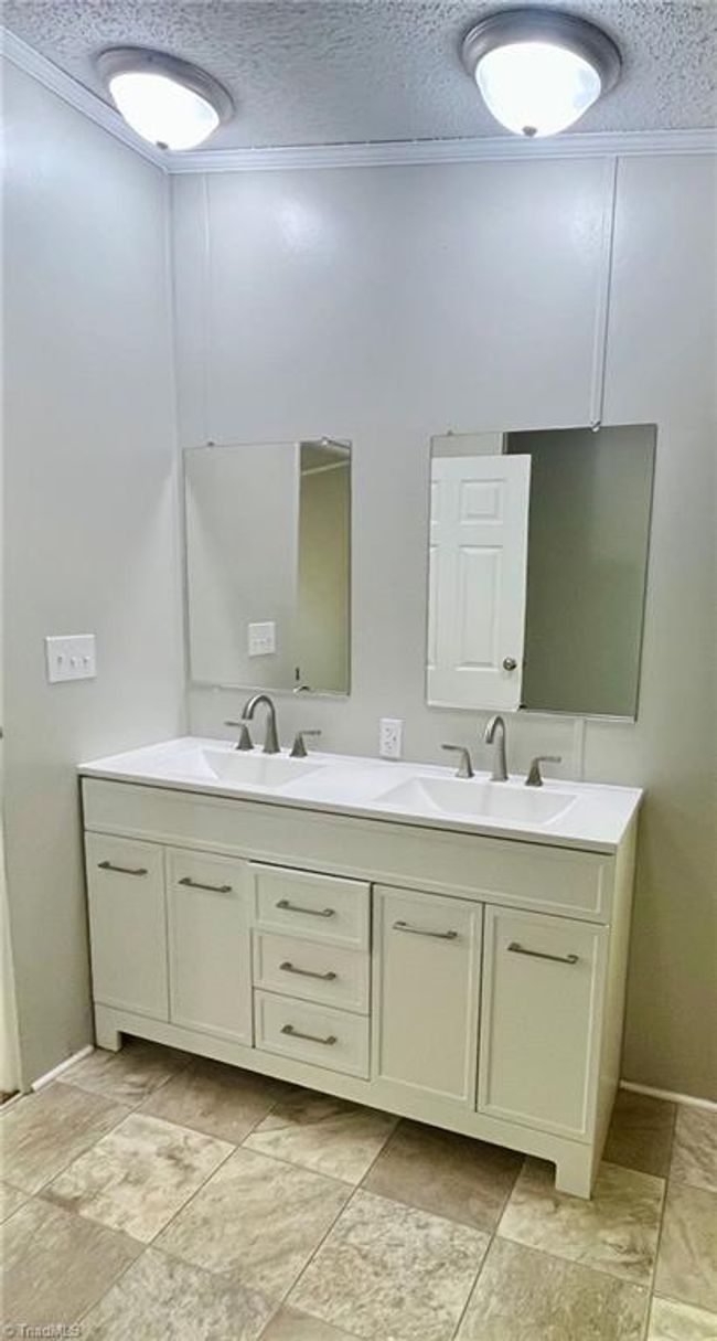 En Suite Vanity | Image 10