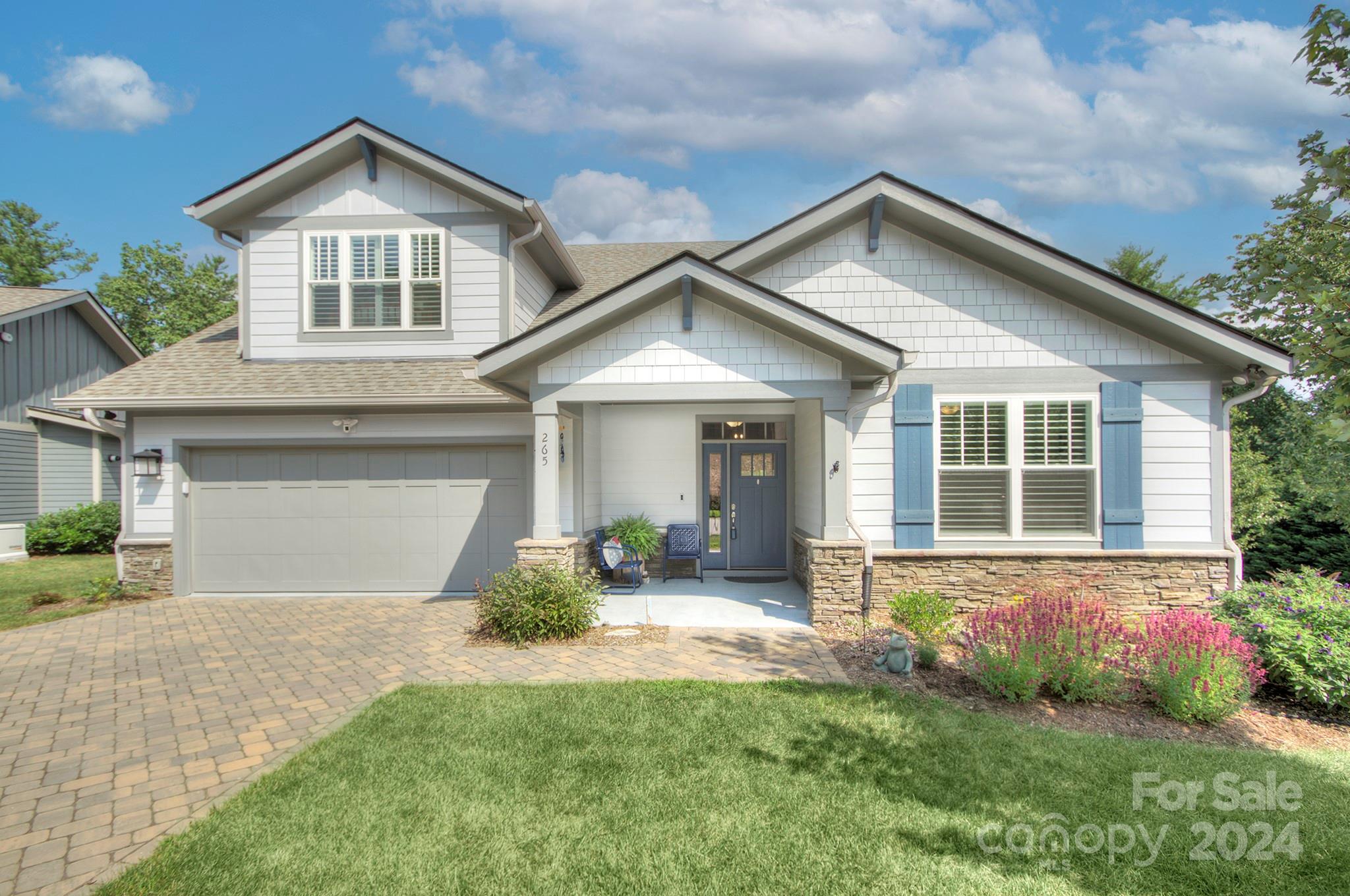 Hogans View Cir, Hendersonville, NC 28739