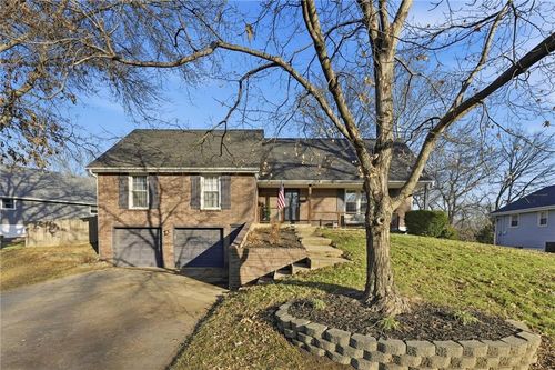 6757 N Garfield Ave, Gladstone, MO, 64118-3749 | Card Image