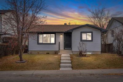 417 Huntley Way Ne, House other with 5 bedrooms, 2 bathrooms and 2 parking in Calgary AB | Image 3