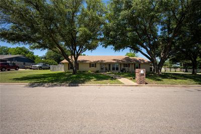 10701 Hiawatha Drive, House other with 3 bedrooms, 2 bathrooms and 2 parking in Waco TX | Image 1