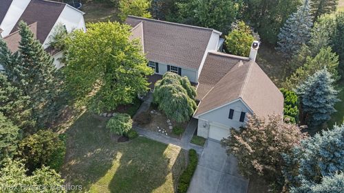 2915 Greenbrooke Ln, West Bloomfield, MI, 48324-4788 | Card Image