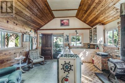 3092 Bay Rd, Home with 2 bedrooms, 1 bathrooms and 3 parking in Qualicum Beach BC | Image 3