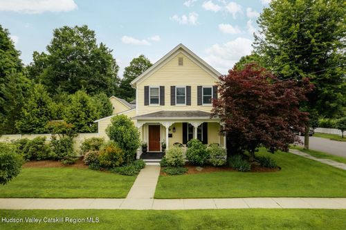 38 Chestnut St, Rhinebeck, NY, 12572-1518 | Card Image