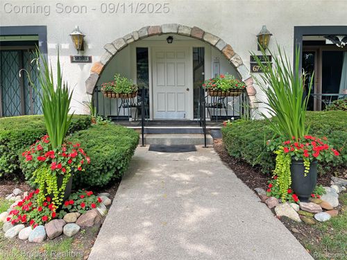 unit-67-42160 Woodward Ave, Bloomfield Hills, MI, 48304-5161 | Card Image