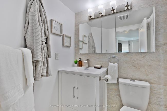 2002 - 99 Harbour Sq, Condo with 2 bedrooms, 2 bathrooms and 1 parking in Toronto ON | Image 20