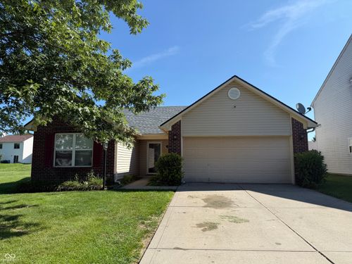 8113 Maple Stream Ln, Indianapolis, IN, 46217-4571 | Card Image
