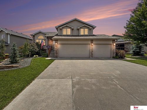8701 Prairie Village Dr, Lincoln, NE, 68507-9425 | Card Image