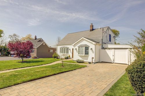 12 Crescent Ln, Levittown, NY, 11756-2506 | Card Image