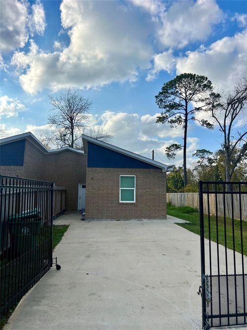 a-9811 Leath St, Houston, TX, 77093-6520 | Card Image