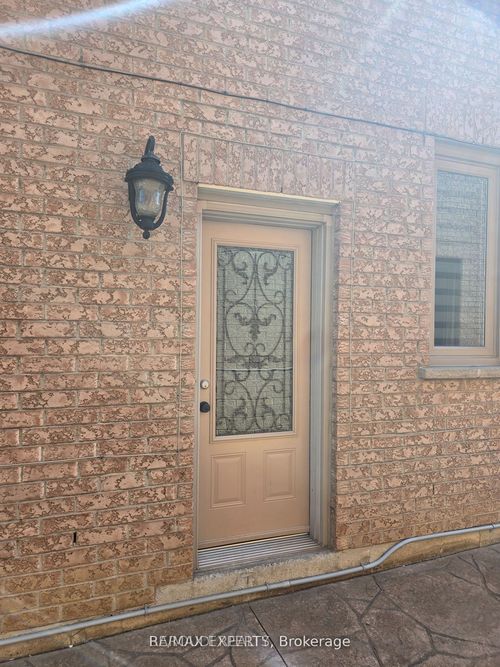 lower-19 Rory Rd, North York, ON, M6L3E9 | Card Image