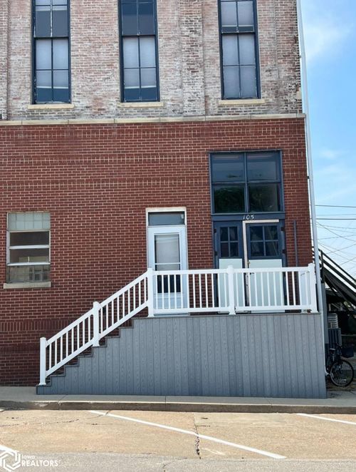 105 1/2 W Washington St, Sigourney, IA, 52591 | Card Image