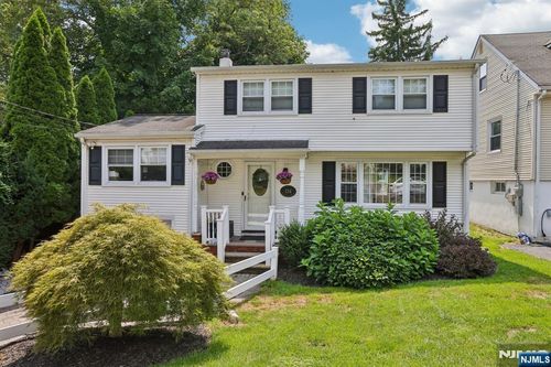 134 Manhattan Ave, Waldwick, NJ, 07463-2222 | Card Image