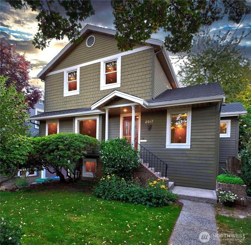 2587 8th Ave W, Seattle, WA, 98119-2262 | Card Image