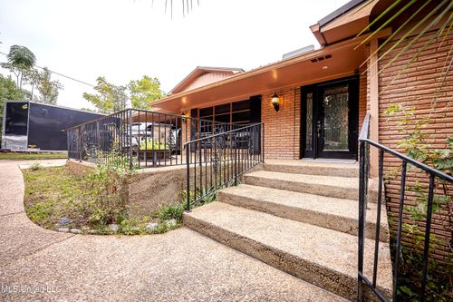 1204 Hillcrest Dr, Ocean Springs, MS, 39564-2815 | Card Image
