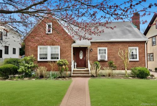 190 Bryant Avenue, North Hempstead, NY, 11001 | Card Image