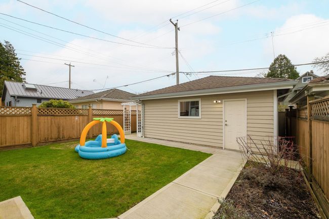 2068 W 44 Th Avenue, House other with 4 bedrooms, 3 bathrooms and 2 parking in Vancouver BC | Image 22
