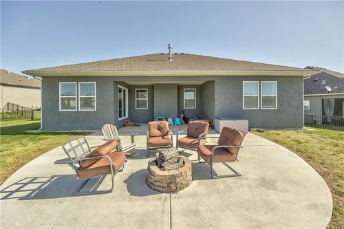 4246 Lakeview Ter, Basehor, KS, 66007-5162 | Card Image