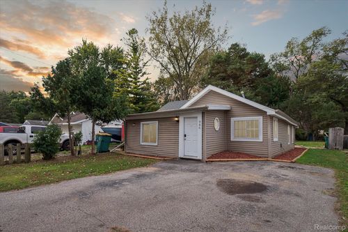 986 Pine Rd, Bay City, MI, 48706-1948 | Card Image
