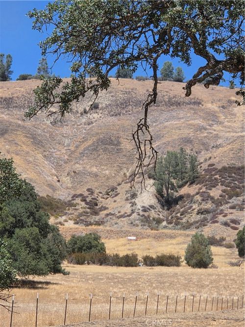 87577 Oak St, Parkfield, CA, 93451-9404 | Card Image