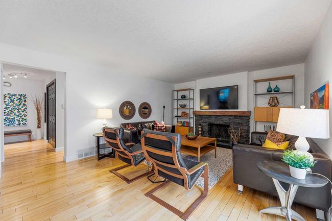 43 Coachwood Place Sw, House other with 4 bedrooms, 4 bathrooms and 4 parking in Calgary AB | Image 9