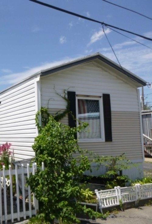 245 Manton St, Pawtucket, RI, 02861-4329 | Card Image