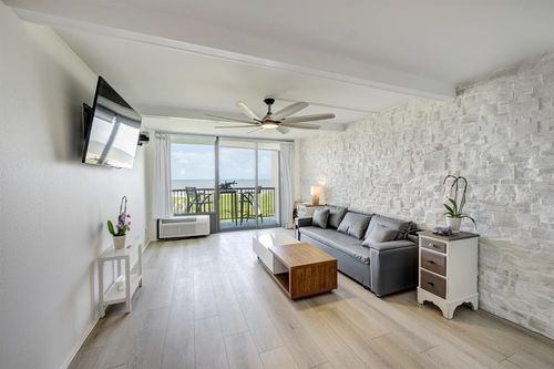 apt-405-415 E Beach Dr, Galveston, TX, 77550-3310 | Card Image