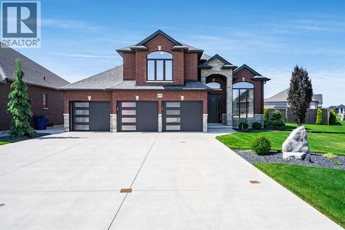 64 Valencia Dr, Chatham, ON, N7L0G3 | Card Image