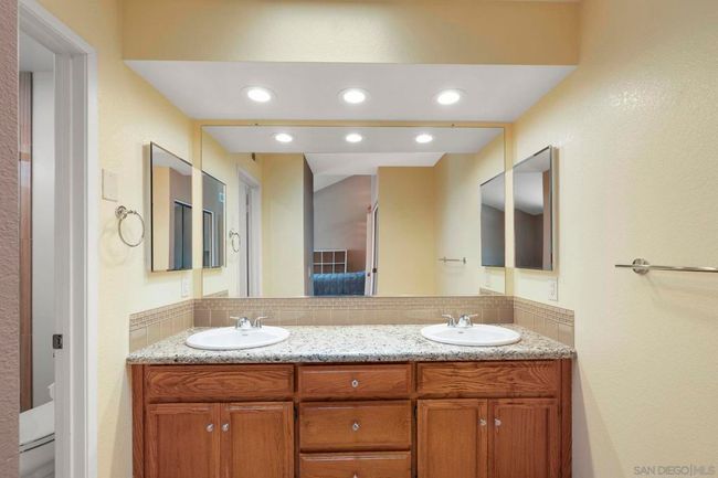 677 Summer View Cir, Townhouse with 2 bedrooms, 3 bathrooms and 2 parking in Encinitas CA | Image 28