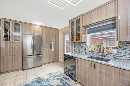 7115 167th St, Fresh Meadows, NY, 11365-3239 | Card Image