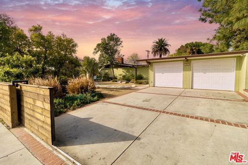 17025 Labrador St, Northridge, CA, 91325-1905 | Card Image
