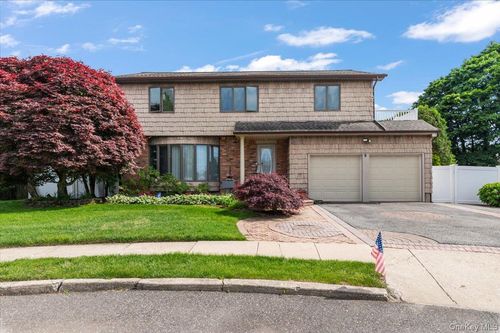 9 Bernadette Ct, Hicksville, NY, 11801-5618 | Card Image