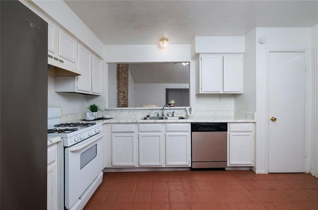 24050 Spring Briar Ln, House other with 3 bedrooms, 2 bathrooms and 2 parking in Spring TX | Image 7