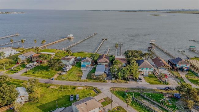1437 John St, House other with 2 bedrooms, 3 bathrooms and null parking in San Leon TX | Image 14