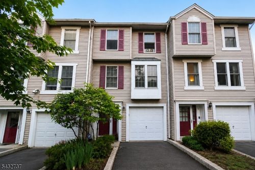 82 Tiffany Blvd, Newark, NJ, 07104-2427 | Card Image