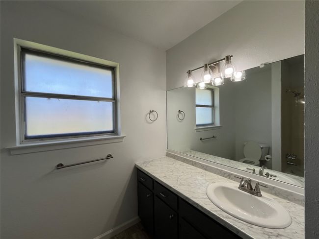 Hall Bathroom | Image 10