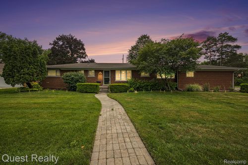 31618 Winchester Ave, Warren, MI, 48092-1438 | Card Image