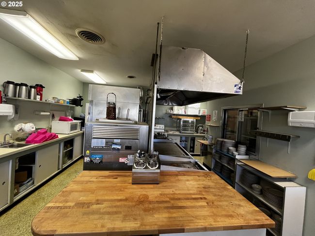 99 3 Rd St, House other with 1 bedrooms, 2 bathrooms and null parking in Maupin OR | Image 21