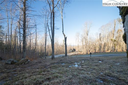 ES-72 Twisted Oak Path, Beech Mountain, NC, 28604 | Card Image