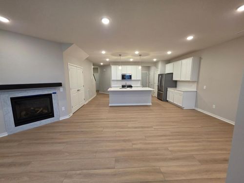 4790 Airlake Dr, Woodbury, MN, 55129-5728 | Card Image