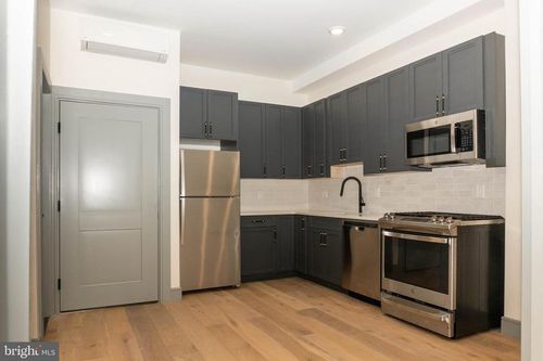 2r-327 S 16th St, PHILADELPHIA, PA, 19102-4909 | Card Image