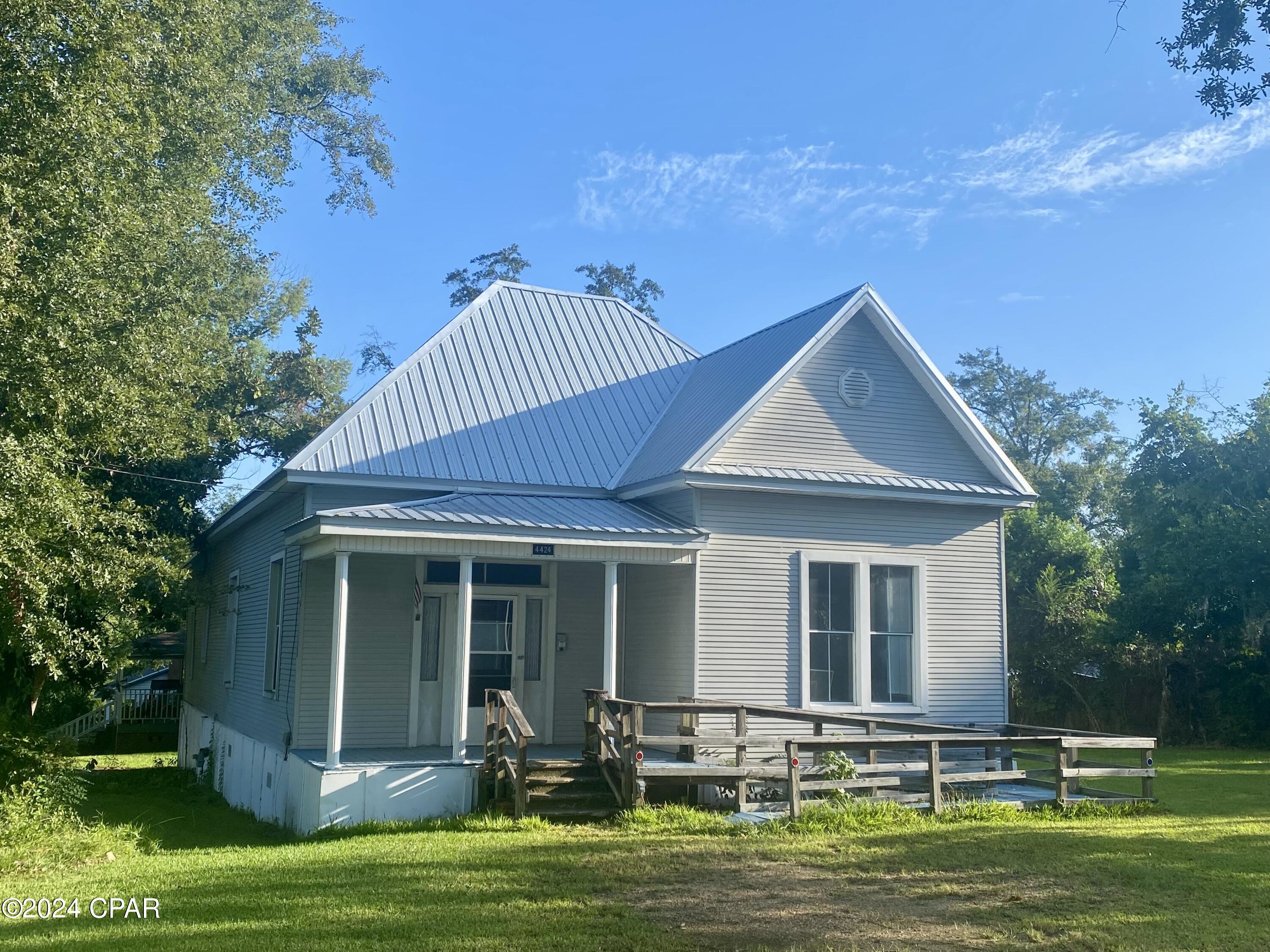 Davis St, Marianna, FL 32446